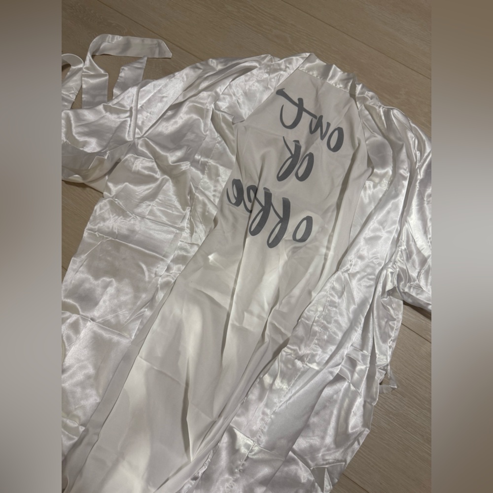 ✨ Out Of Office White Robe - Picture 4 of 4